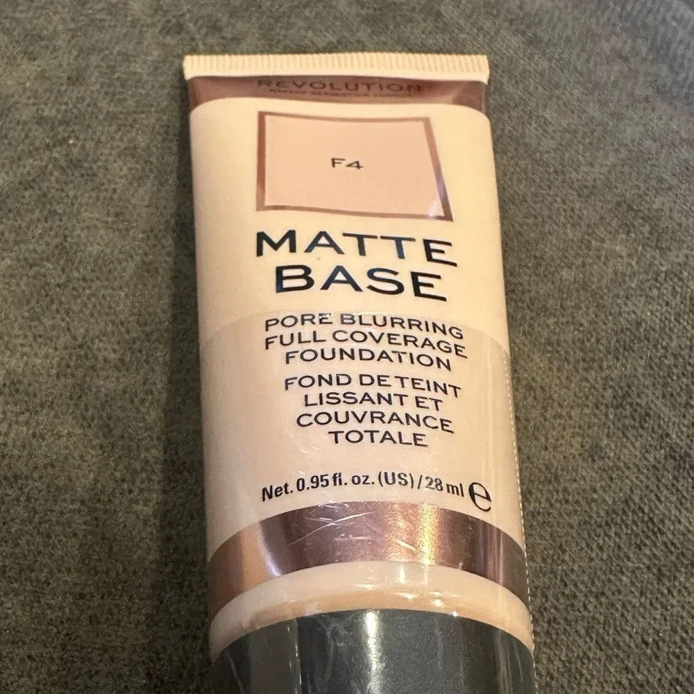 Revolution pore blurring full coverage foundation